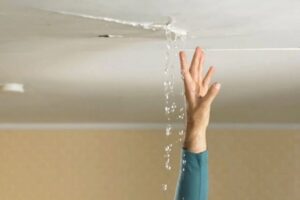 Chống thấm trần nhà: Tìm nguồn rò trước khi sơn sửa